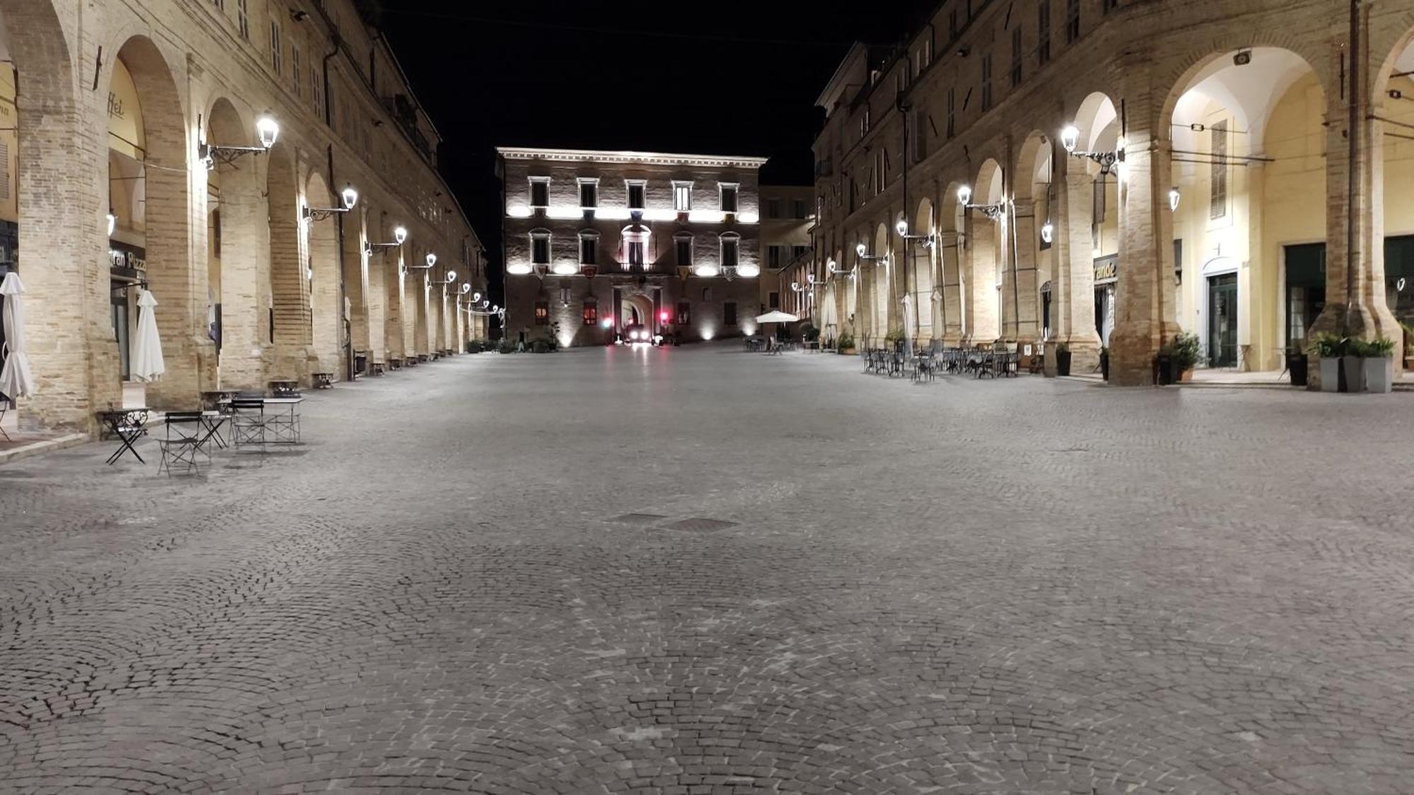 Casa Vacanze Nel Centro Storico Di Fermo Happy Song Zewnętrze zdjęcie